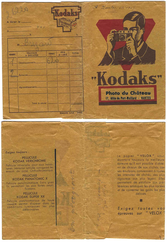 Deux employés des laboratoires Kodak se dirigent le 15 octobre 2004